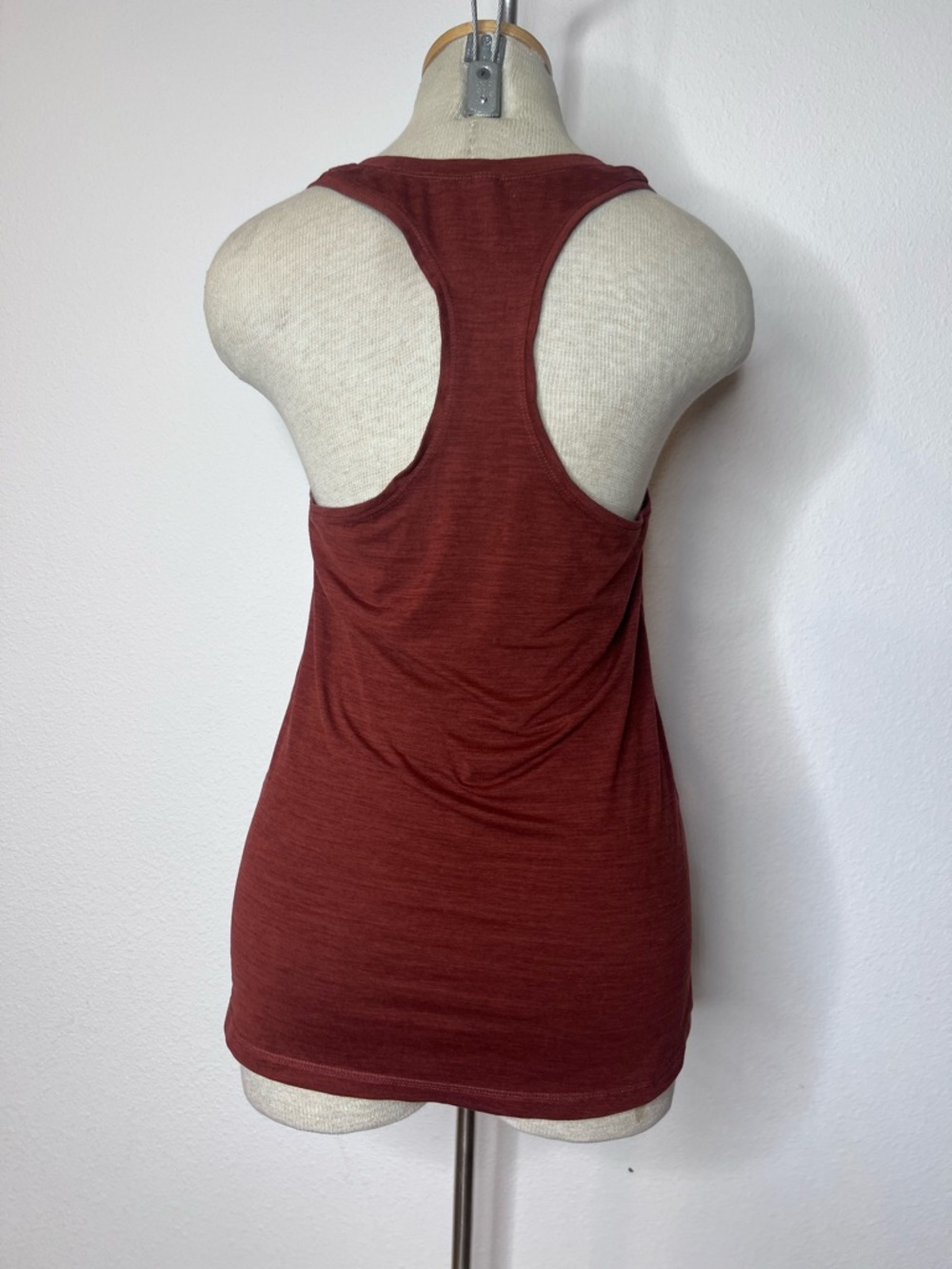 Vuori Women's Scoop Neck Tank Top - Picture 2 of 3